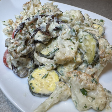 Rezept: Geröstetes Gemüse mit Kräuter-Joghurt und Tahin-Dip