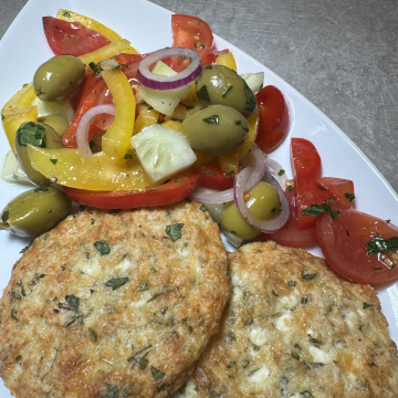 Rezept: Griechischer Salat mit Hüttenkäsetalern