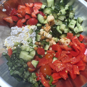 Rezept: Gurkensalat mit Hüttenkäse, Paprika und Erdbeeren