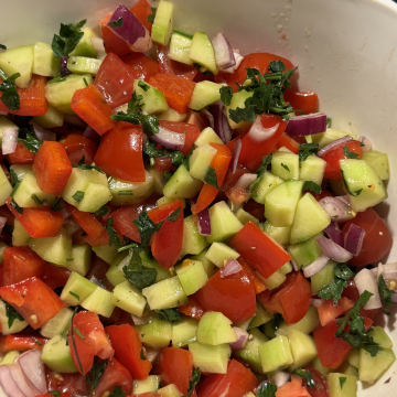 Rezept: Gurkensalat mit Paprika und Tomaten
