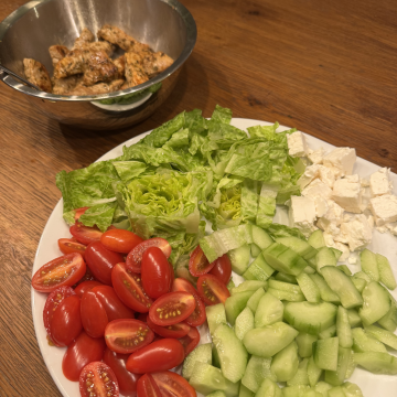 Rezept: Gyros mit Romanasalat, Gurke, Tomate und Feta