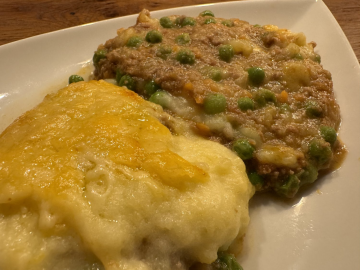 Rezept: Hackfleisch-Erbsen-Auflauf mit Kartoffelkruste