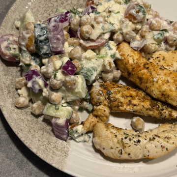 Rezept: Hähnchen mit cremigem Kichererbsen-Tomaten-Gurken-Salat