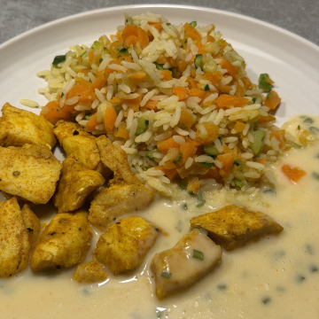 Rezept: Hähnchen in heller Joghurt-Soße mit Möhren-Zucchini-Reis