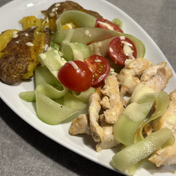 Rezept: Hähnchen mit Ofenkartoffeln und Gurken-Tomaten-Salat