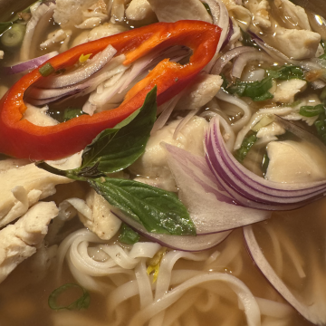 Rezept: Hähnchen-Pho mit Reisnudeln, Paprika und Kräutern