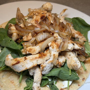 Rezept: Hähnchen-Wrap mit Babyspinat und Zwiebeln