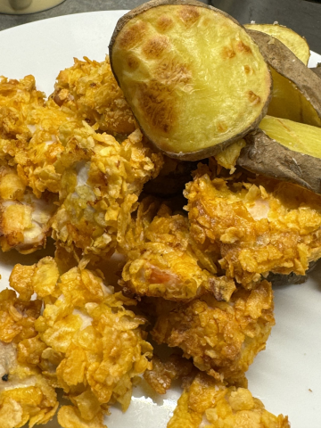 Rezept: Knusprige Hähnchenbissen mit Ofenkartoffeln