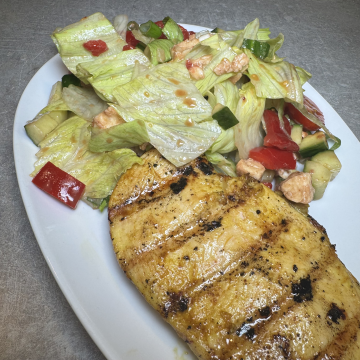 Rezept: Hähnchenbrust vom Grill mit Eisbergsalat