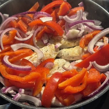 Rezept: Hähnchenbrust mit Paprika und roten Zwiebeln