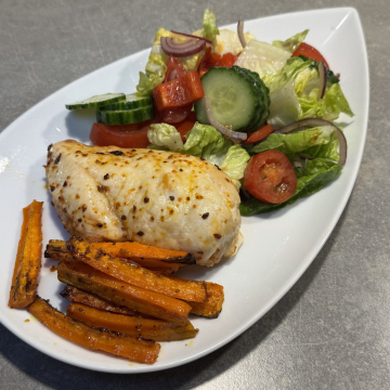 Rezept: Hähnchenbrust mit Ofenkarotten und Gurken-Tomaten-Salat