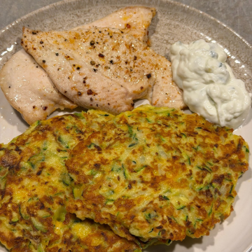 Rezept: Hähnchenbrust mit Zucchini-Puffer und Kräuterquark