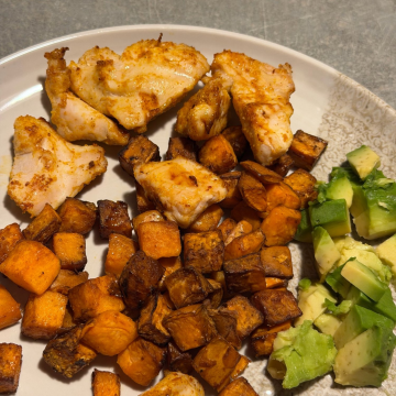 Rezept: Hähnchenfilet mit Ofen-Süßkartoffeln und Avocado