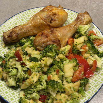 Rezept: Hähnchenschenkel mit Brokkoli-Apfel-Salat