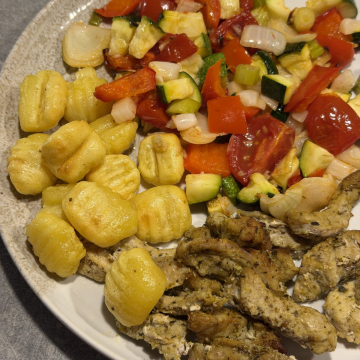 Rezept: Hähnchenstreifen mit Ofen-Gnocchi und Bratgemüse