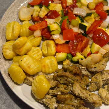 Rezept: Hähnchenstreifen mit Ofen-Gnocchi und Bratgemüse