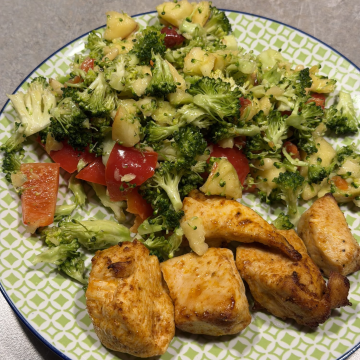 Rezept: Hähnchenwürfel mit Brokkoli-Apfel-Salat