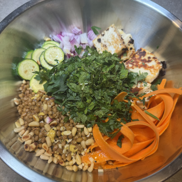 Rezept: Halloumi-Bowl mit Linsen, Zucchini und Kräutern
