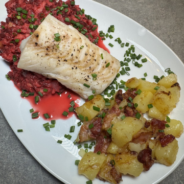 Rezept: Kabeljau auf Rote-Bete-Risotto mit Kartoffeln und Speck