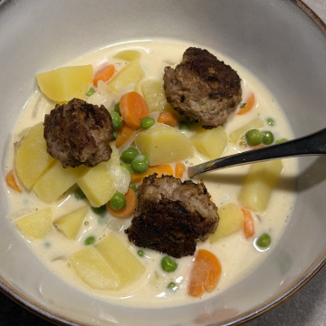 Rezept: Kartoffel-Gemüse-Suppe mit Mini-Frikadellen