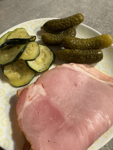 Rezept: Knäckebrot mit Kochschinken und Gurke