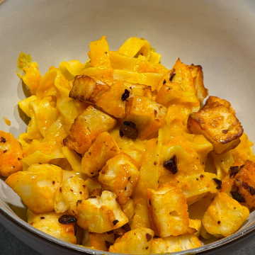 Rezept: Kürbis-Carbonara mit Tagliatelle und Chili-Halloumi