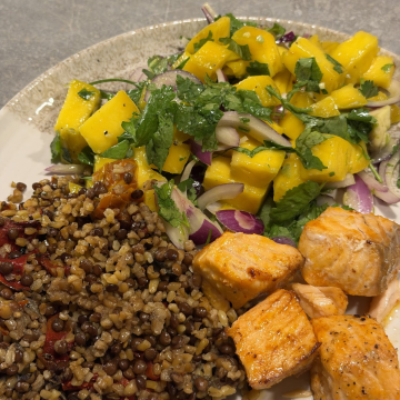 Rezept: Lachs mit Bulgur-Linsen und Mango-Salsa