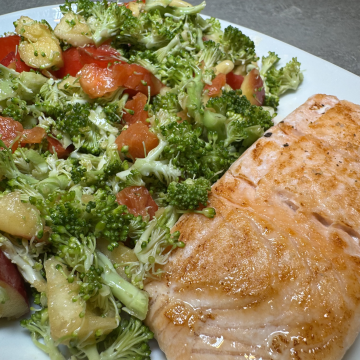 Rezept: Lachs mit Brokkoli-Tomaten-Salat