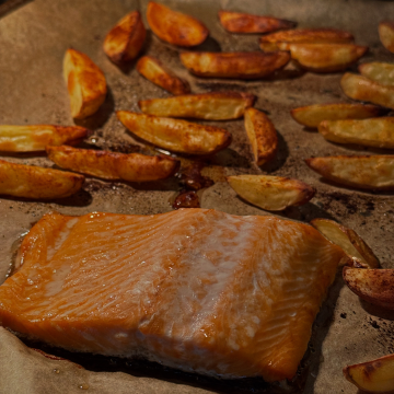Rezept: Lachs mit Ofenkartoffelecken