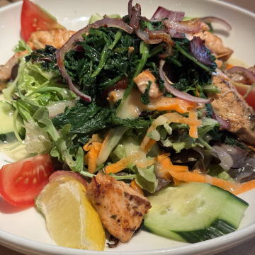 Rezept: Lachs-Salat mit lauwarmem Spinat und Zitronendressing
