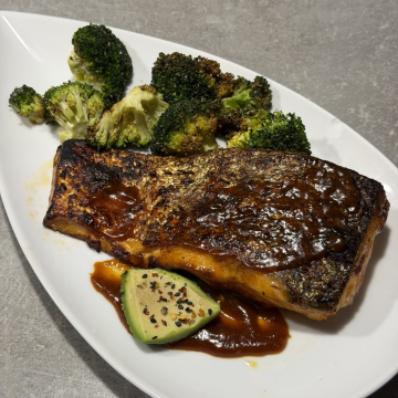 Rezept: Lachs mit Teriyaki-Glasur, Ofen-Brokkoli und Avocado