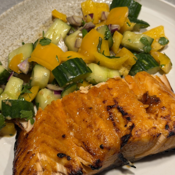 Rezept: Lachsfilet mit Gurken-Paprika-Salat