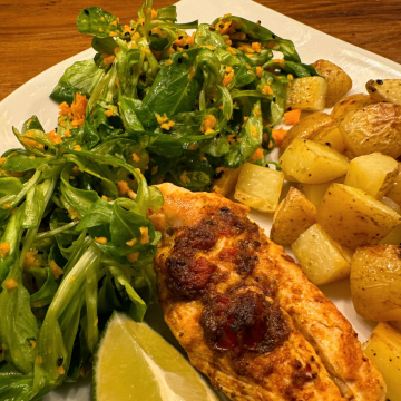 Rezept: Lachsfilet mit Ofenkartoffeln und Feldsalat
