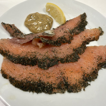 Rezept: Lachs Gravlax mit Senf-Dill-Sauce