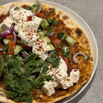 Rezept: Lahmacun mit frischem Salat, Joghurt und Feta