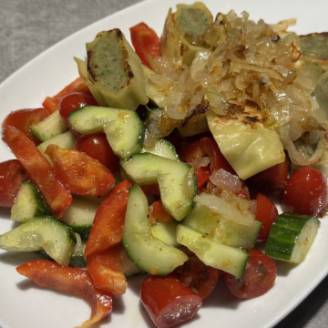 Rezept: Maultaschen mit Gurken-Tomaten-Salat und Schmelzzwiebeln