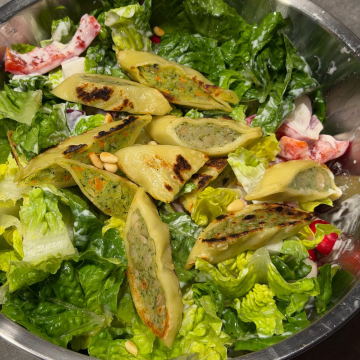 Rezept: Maultaschen-Salat mit Romanasalat