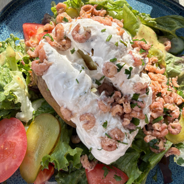 Rezept: Ofenkartoffel mit Kräuterquark und Nordseekrabben