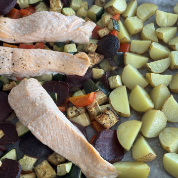 Rezept: Lachs aus dem Ofen mit Gemüse und Kartoffeln