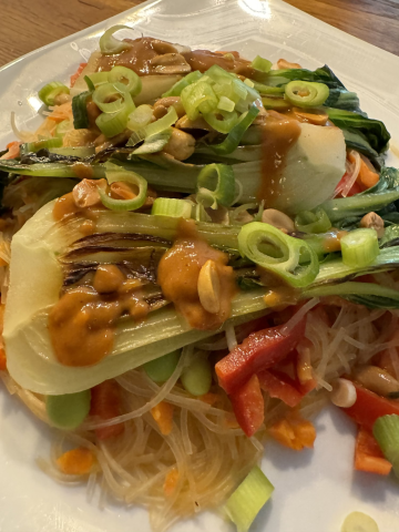 Rezept: Pak Choi mit Glasnudeln und Erdnuss-Tomaten-Sauce