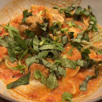 Rezept: Pasta mit Puten-Hackbällchen in cremiger Tomatensauce