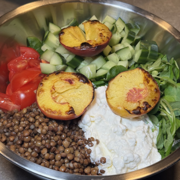 Rezept: Warmer Pfirsich-Linsensalat mit Burrata