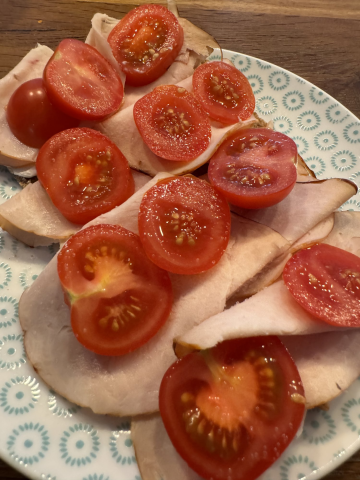 Rezept: Putenaufschnitt mit Tomaten
