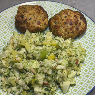 Rezept: Putenfrikadellen mit Brokkoli-Salat