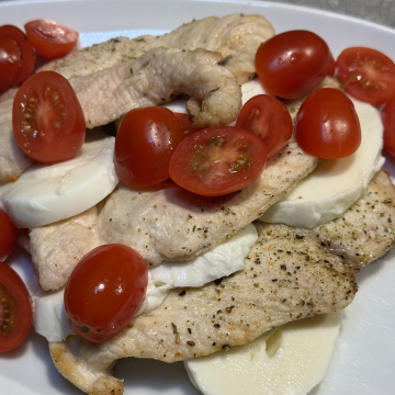 Rezept: Putenschnitzel mit Mozzarella und Cherrytomaten