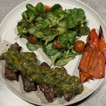 Rezept: Rindersteak mit Chimichurri, Ofenpaprika und Feldsalat