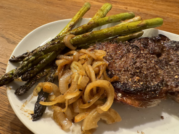 Rezept: Rindersteak mit grünem Spargel und Röstzwiebeln