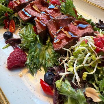 Rezept: Rindersteak auf Beeren-Salat