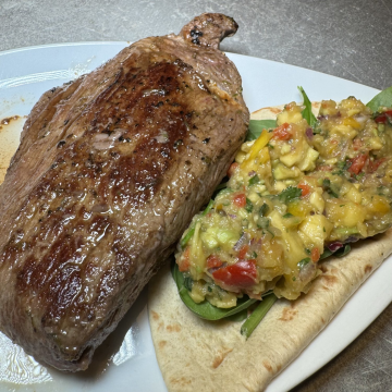 Rezept: Rindersteak mit Mango-Avocado-Salsa auf Fladenbrot