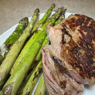 Rezept: Rindersteak mit Parmesan-Spargel